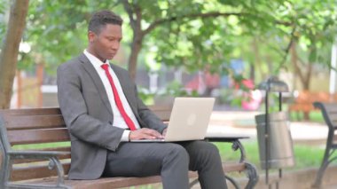 Afrikalı İşadamı Laptop 'ta Açık havada Kaybından Şok Oldu