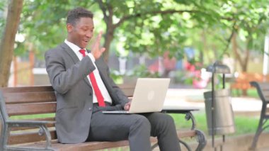 Afrikalı İş Adamı Laptop ile Kucak Sohbeti Yapıyor