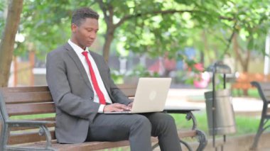 Afrikalı İşadamı Laptop 'ta Açık havada Başarı Kutlaması