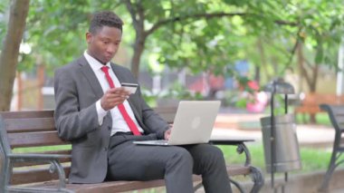 Çevrimiçi Bankacılık Başarısızlığı İçin Afrikalı Adam Kucak Kucağında Laptop İflası