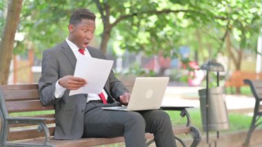 Afrikalı Adam Yeni Sözleşmeyi Laptop 'la Kucak Açıkta Kutluyor