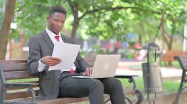 Afrikalı Adam İş Raporu ile Kucak Açık Bilgisayarla Şok Oldu