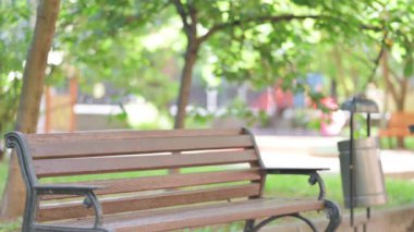 Afrikalı İşadamı geliyor, dışarıda oturuyor ve kucağında dizüstü bilgisayar açıyor.