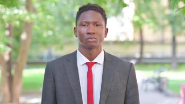 Ciddi Afrikalı İş Adamının Portresi