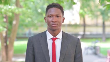 Afrikalı İşadamı Açık Hava 'dan Başparmak İndirme