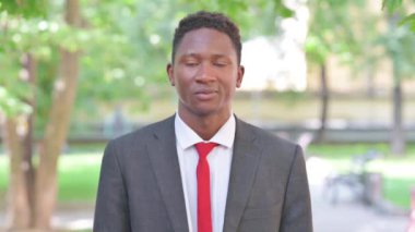 Afrikalı İşadamı Açık Hava 'dan Zafer İşareti