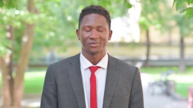 Tamam. Afrikalı İşadamı Açık Hava 'dan Jest.