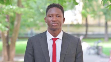 Afrikalı İşadamı El sallayarak Dışarıya Hoş Geldiniz