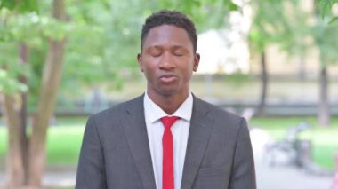 Afrikalı İşadamının Dışardaki İnkarcı Portresi