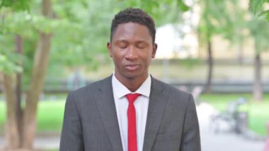 Afrikalı İşadamı Açık Hava 'da Başını Sallıyor
