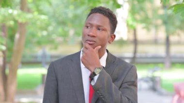 Dalgın Afrikalı İş Adamının Açık Hava Beyin Fırtınası Portresi