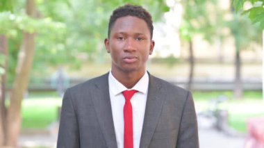 Dişleri ağrıyan Afrikalı İşadamı 'nın portresi