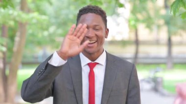 Afrikalı İş Adamının Dışarıda Video Sohbeti Yaparken Portresi