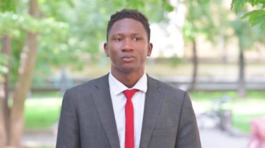 Afrikalı İş Adamı Bilek İzleme Saati Kontrol Ediyor