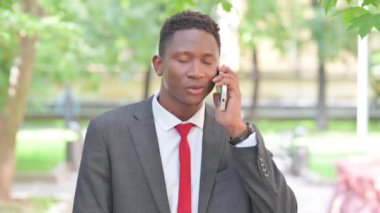 Telefon açık konuşan Afrikalı Işadamı