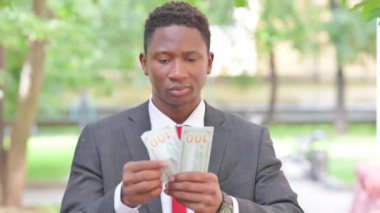 Dışarıda Para Sayan Afrikalı İş Adamının Portresi