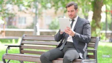 Orta Çağ İşadamı Tablet 'te Başarı Kutlaması Yapıyor
