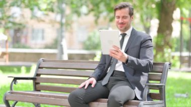 Tablet 'te Video Sohbeti Yapan Orta Çağ İşadamı