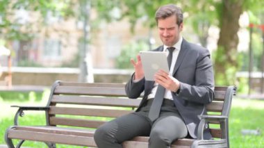 Açık havada otururken Tablet 'te Kaybı Olan Orta Çağ İşadamı