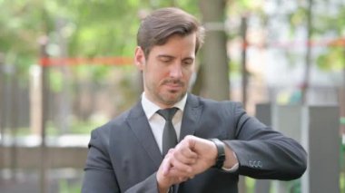Smartwatch Açık havada Genç İşadamının Portresi