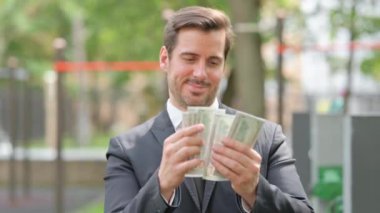 Dışarıda Para Sayan Genç İş Adamının Portresi