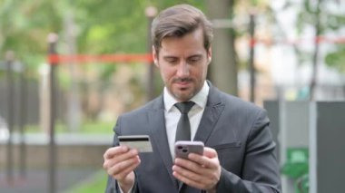 Çevrimiçi Telefonla Alışveriş yapan Genç İşadamının Portresi