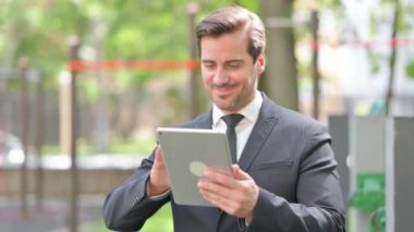 Tablet Açık havada Zaferi Kutlayan Genç İşadamı Portresi