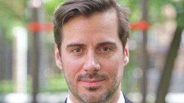 Genç İşadamının Ciddi Yüzü 'nün Kapanışı