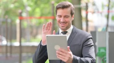 Tablet 'te Video Sohbeti Yapan Genç İş Adamının Portresi