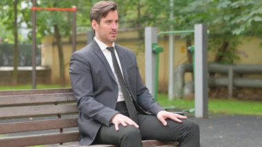 Genç İşadamı Bench 'i ofisin önünde bıraktı.