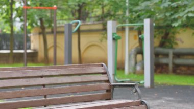 Genç iş adamı geliyor ve dışarıda oturuyor.