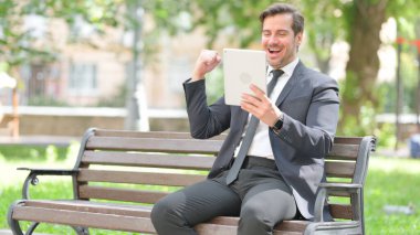 Orta Çağ İşadamı Tablet 'te Başarı Kutlaması Yapıyor