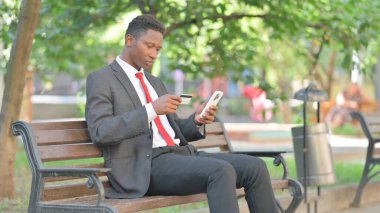 Afrikalı İşadamı Dışarıda Otururken İnternetten Alışveriş Yapıyor