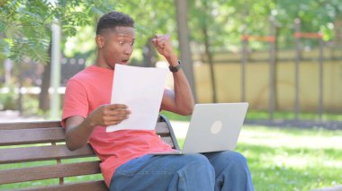 Afrikalı Adam Yeni Sözleşmeyi Laptop 'la Kucak Açıkta Kutluyor