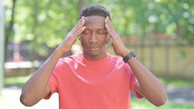 Migreni olan sıradan Afrikalı Adam Dışarıda Duruyor