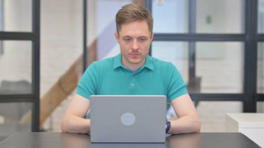 Yetişkin Adam Dizüstü bilgisayarda çalışıyor