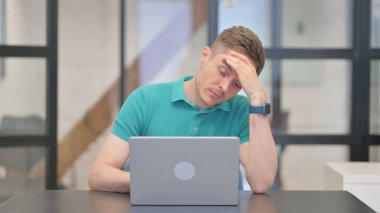 Depresyondaki Yetişkin Adam 'ın işte başı ağrıyor, migren.