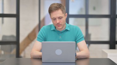 Bileği Ağrıyan Yetişkin Adam İş Başında