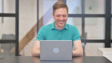 Heyecanlı Yetişkin Adam Dizüstü bilgisayarda Başarı Kutlaması