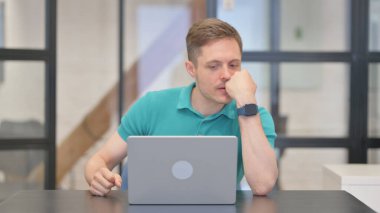 Kızgın Olgun Yetişkin Adam Çalışırken Hayal kırıklığına uğruyor