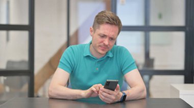 Yetişkin Adam Telefondaki Kayıptan Şok Oldu