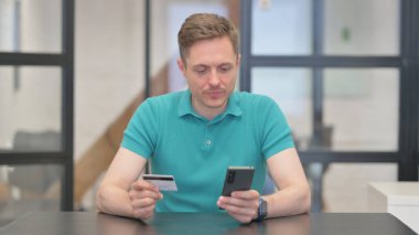 Olgun Yetişkin Adam Çevrimiçi Alışveriş İçin Telefon Kullanıyor