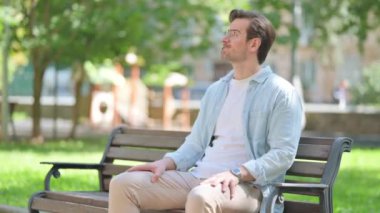 Park 'ta otururken Gergin Orta Çağ Adamı