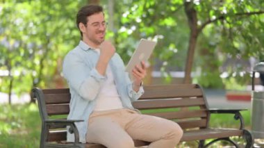 Park 'ta Otururken Tablet' te Gündelik Genç Adam Başarı Kutlaması