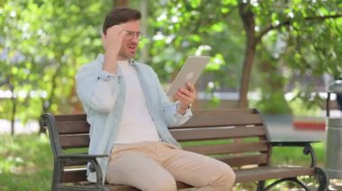 Park 'ta otururken Tablet' te Kaybolan Genç Adam 'ın Tepkisi
