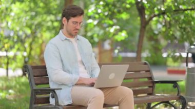 Laptop 'ta Gündelik Genç Adam Başarı Kutlaması