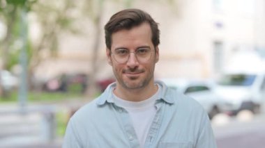 Gelişigüzel Genç Adam Açık Hava 'dan Onaylama Hareketi