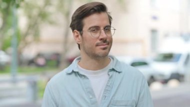 Açık Hava İnkarında Gelişigüzel Genç Adam Portresi