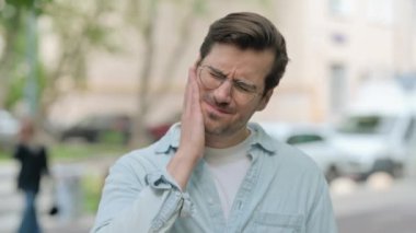 Diş Enfeksiyonu Olan Sıradan Genç Adam 'ın Portresi