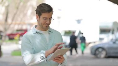 Dışarıda Tablet Kullanan Sıradan Genç Adam Portresi